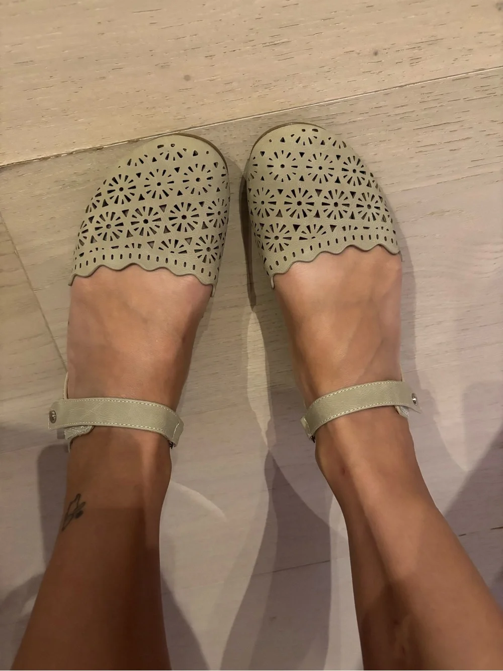 Taryn Rose Girls' Cream Ankle-Strap Flats